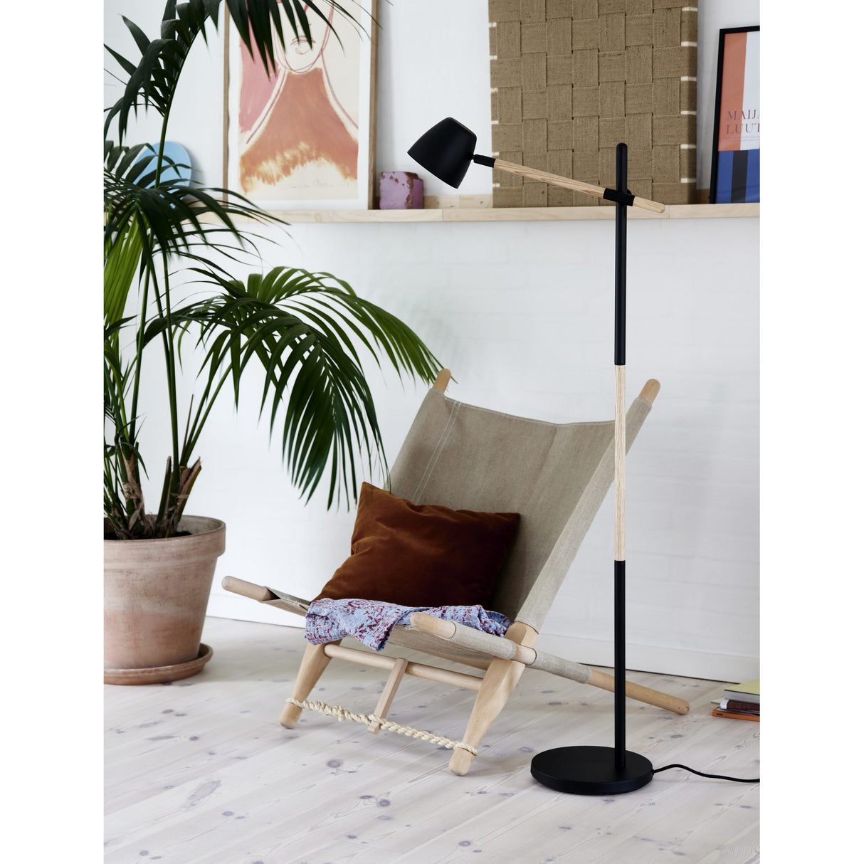 Theo Svart Golvlampa