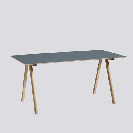 CPH 10 L160 × B80 × H74 cm Skrivbord Smokey blue – linoleum, massiv ek med vattenbaserad lack