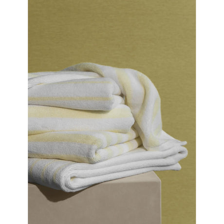 Arto bath towel 140 x 70 cm Badhandduk White/Transparent Yellow, Små linjer