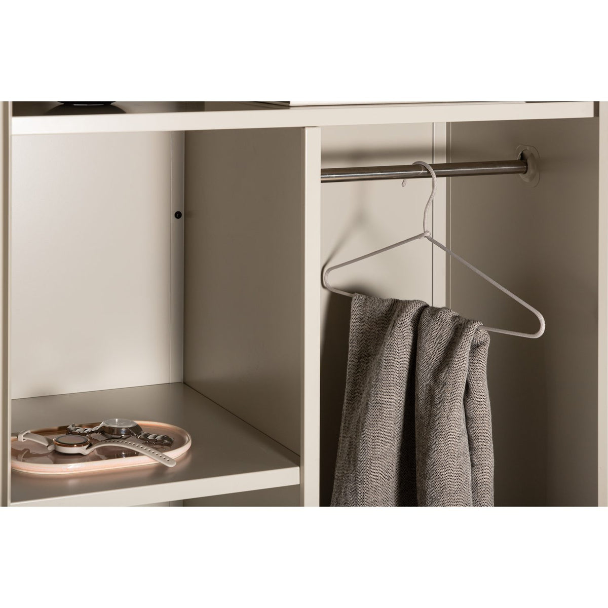 Piring Garderob Beige