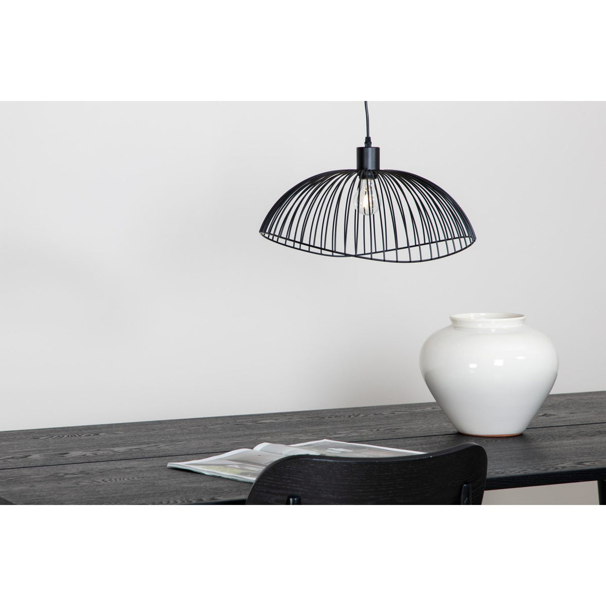 Elsa Taklampa Svart, 43 x 24 x 48
