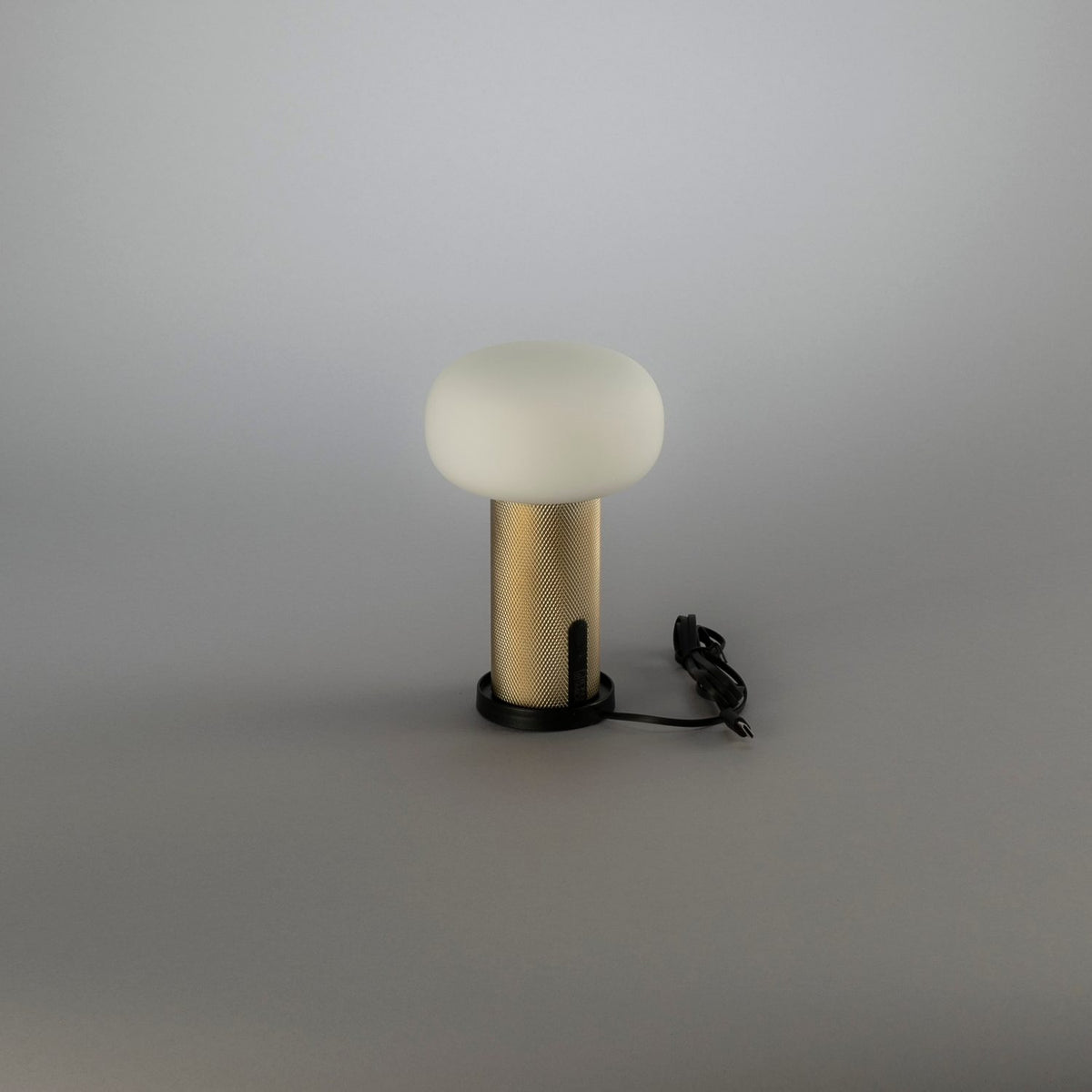 Antibes Mini USB Bordslampa Ute/Inne Mässing