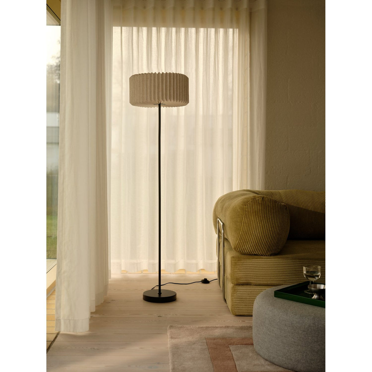 Vivienne Svart Golvlampa