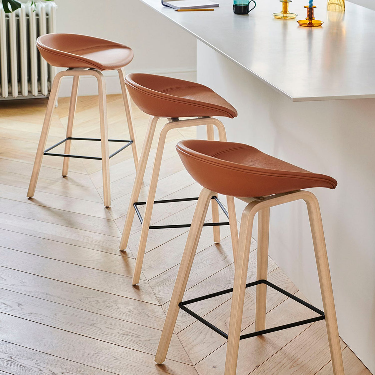 AAS 33 75 cm Barpall Sense Cognac, Black – ekfaner med vattenbaserad lack, Black – pulverlackerat stål