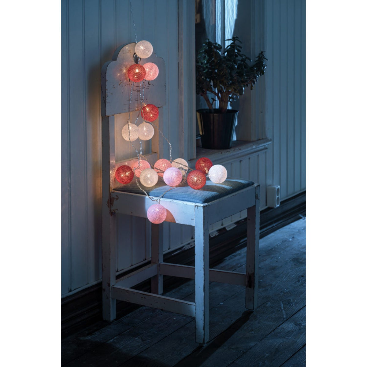 16 Garnbollar 6cm LED Ljusslinga Inomhus Vit/röd/rosa