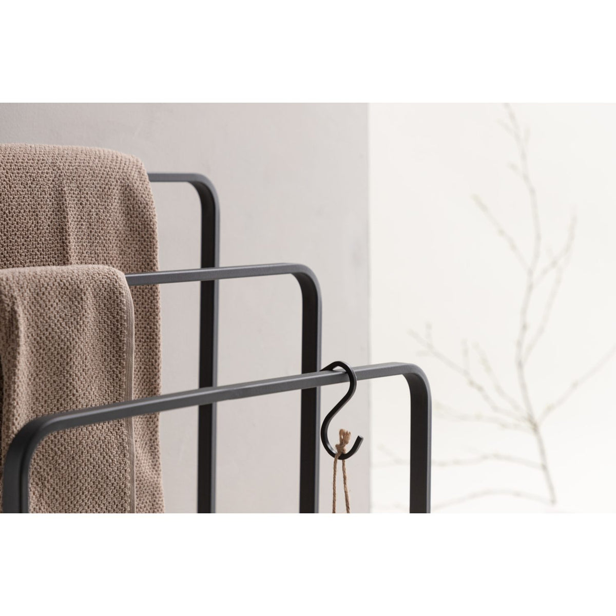 Drammen Klädhängare Svart, 30 x 84 x 54