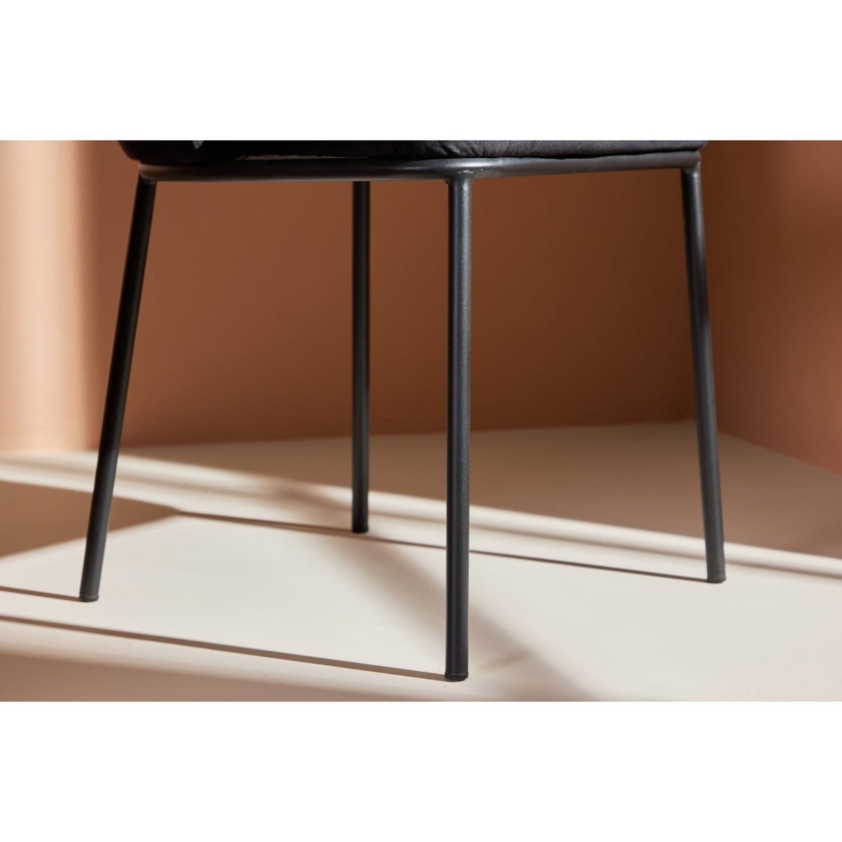 Edina Matstol Svart, Polyestersammet, 60 x 77 x 53