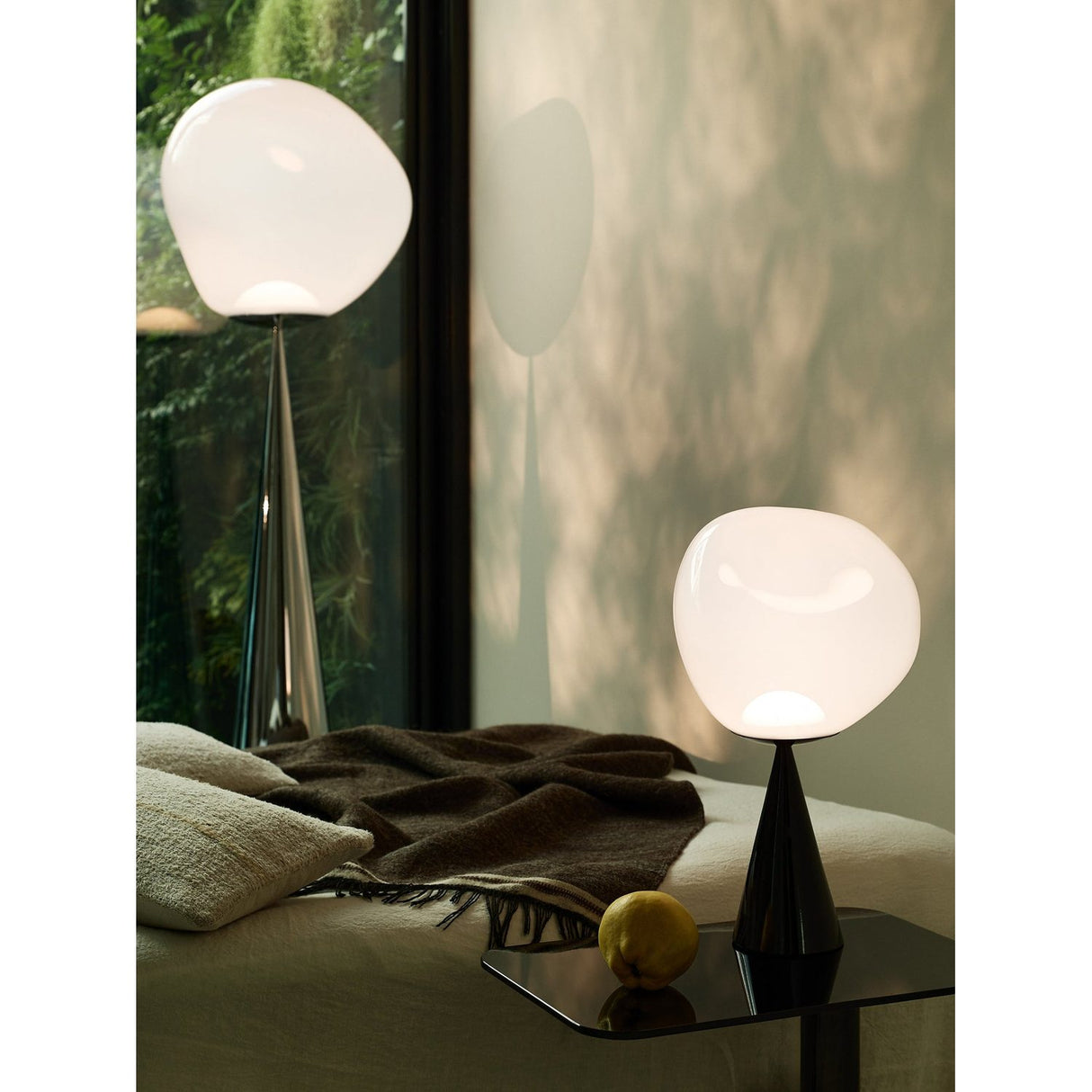 Melt Cone Fat Bordslampa Opalescent/Black