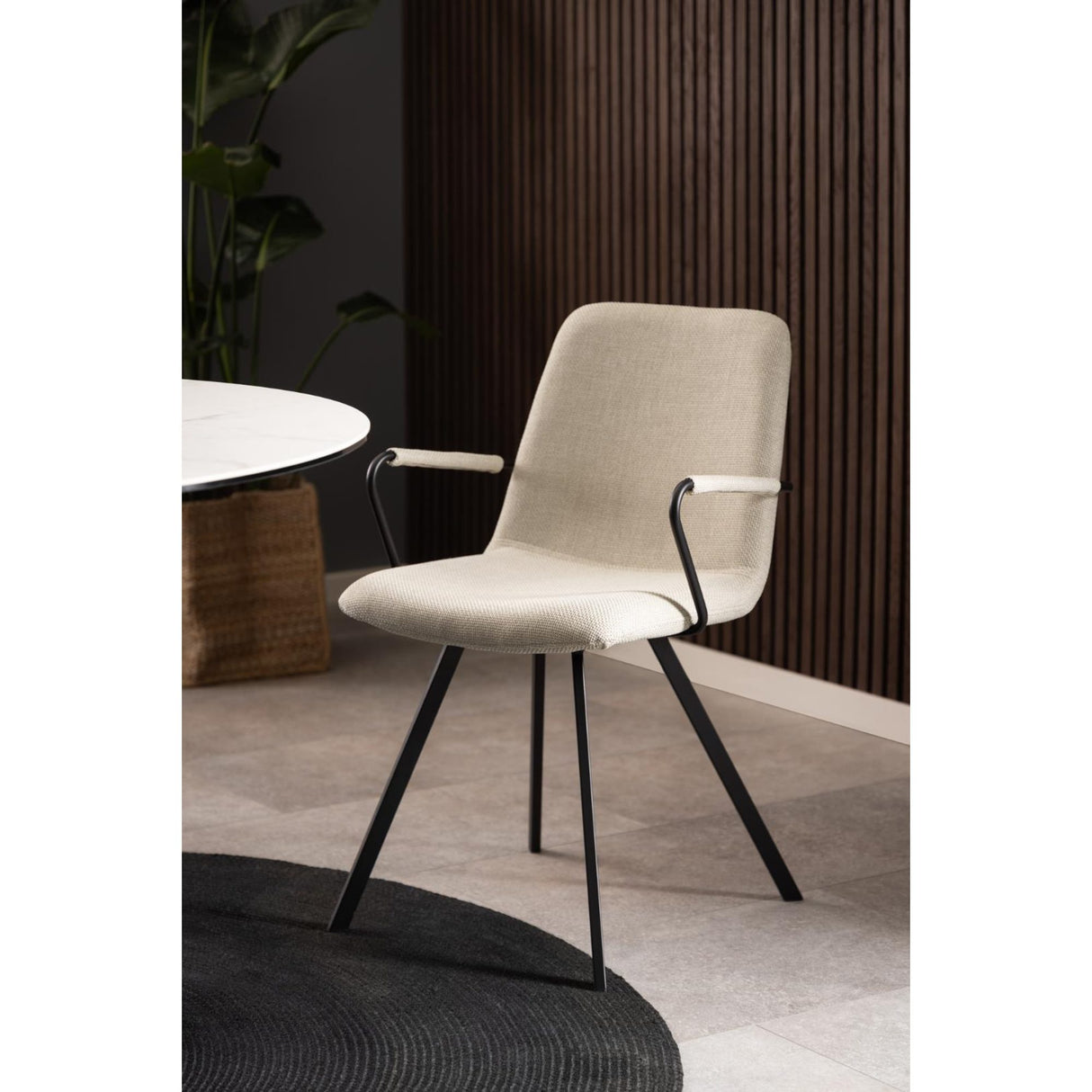 Selina Matstol med Armstöd Basel tyg Beige