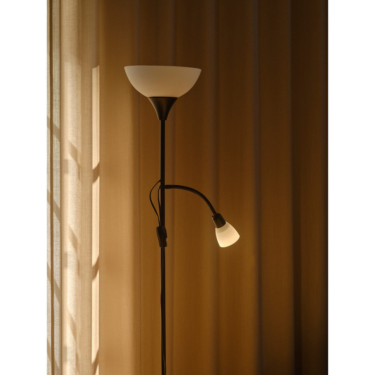 Lauria Svart Golvlampa