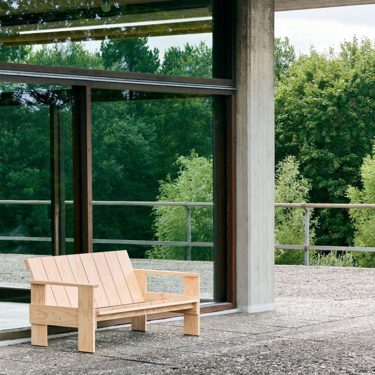 Crate Soffa Iron red – massiv furu med vattenbaserad lack