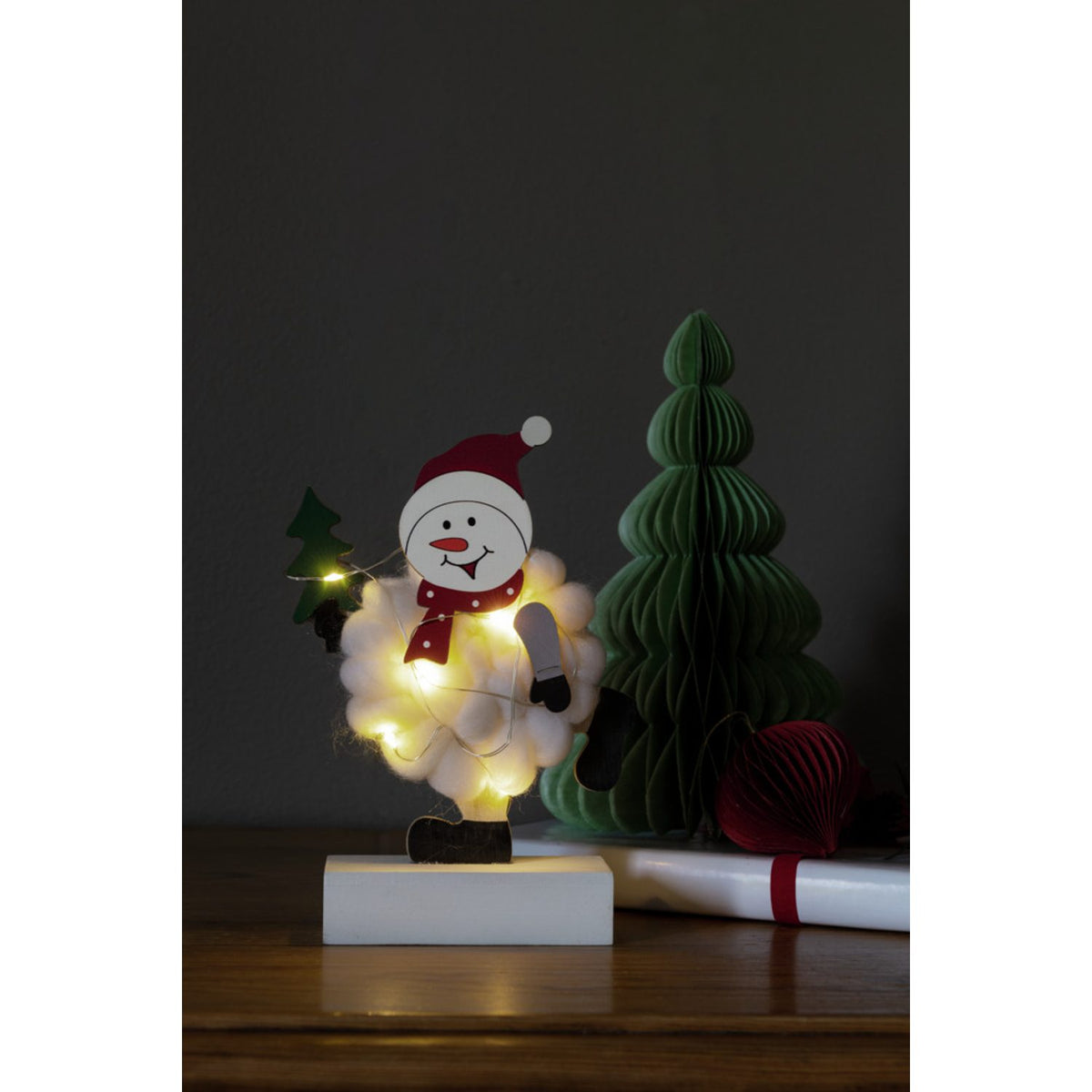 B/O Snögubbe Trä/bomull, vit LED Timer 6h Stående Ljusdekoration Inne