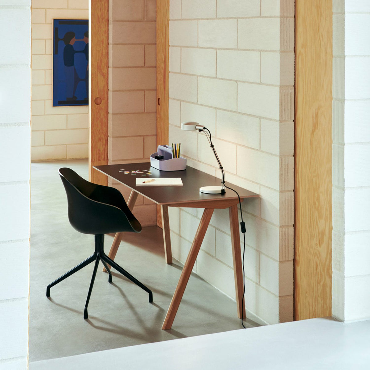 CPH 90 L130 × B65 × H74 cm Skrivbord Smokey blue – linoleum, Deep blue – massiv ek med vattenbaserad lack
