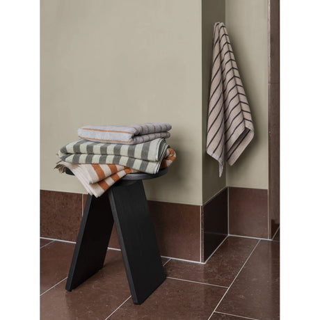 Arto bath towel 70x140 cm Badhandduk Moonbeam/Magnet, Små linjer