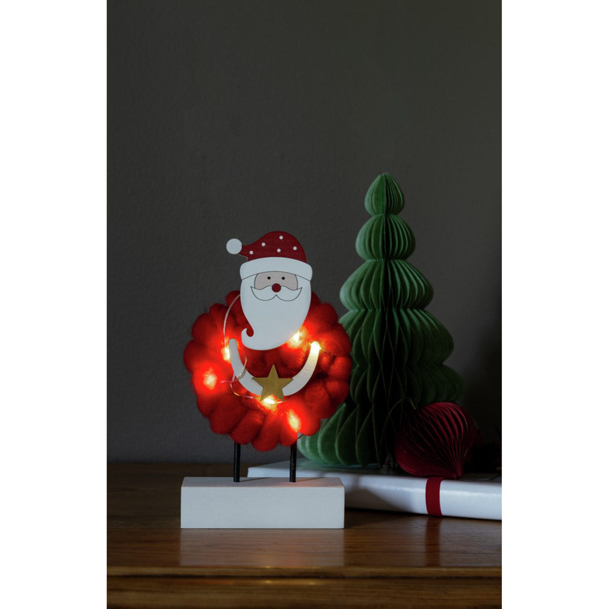 B/O Tomte Trä/bomull, röd LED Timer 6h Stående Ljusdekoration Inne