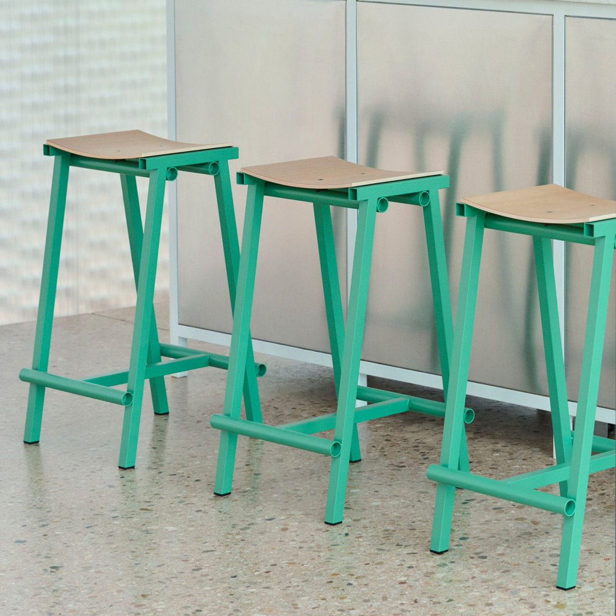 Taburete 8 65 cm Barpall ekfaner med vattenbaserad lack, Signal red – pulverlackerat stål