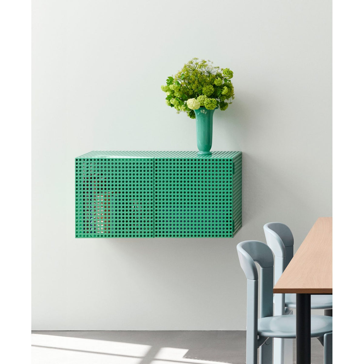 Perforated Cabinet litet 89 × 40 × 45 cm Väggskåp Eggshell
