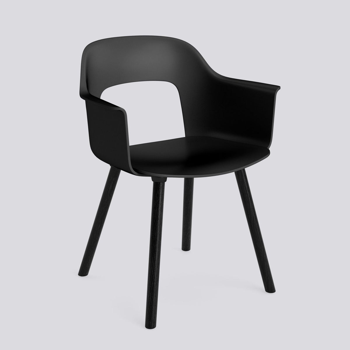 Layout 221 Karmstol Black, Black – massiv ek med vattenbaserad lack