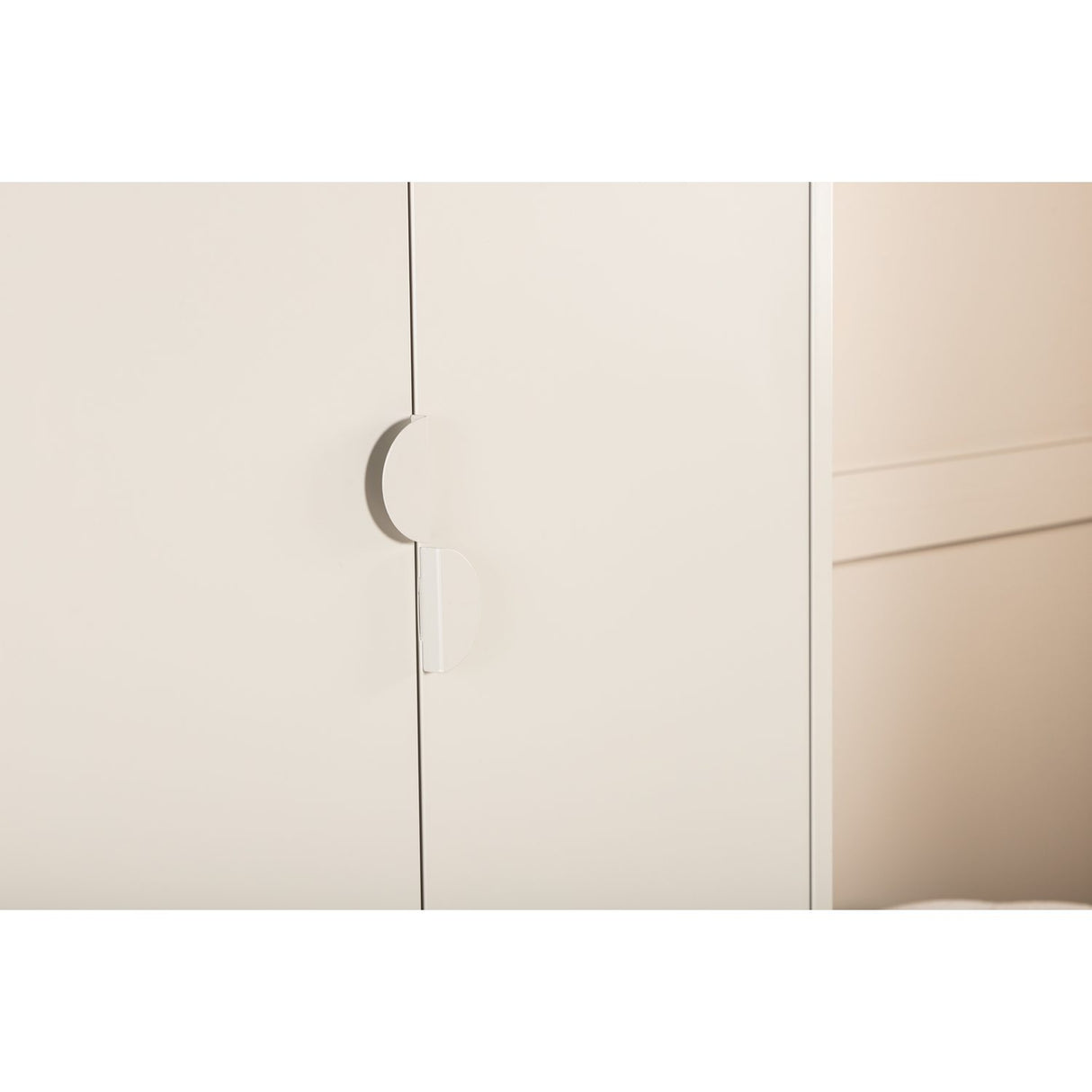 Piring Garderob Beige