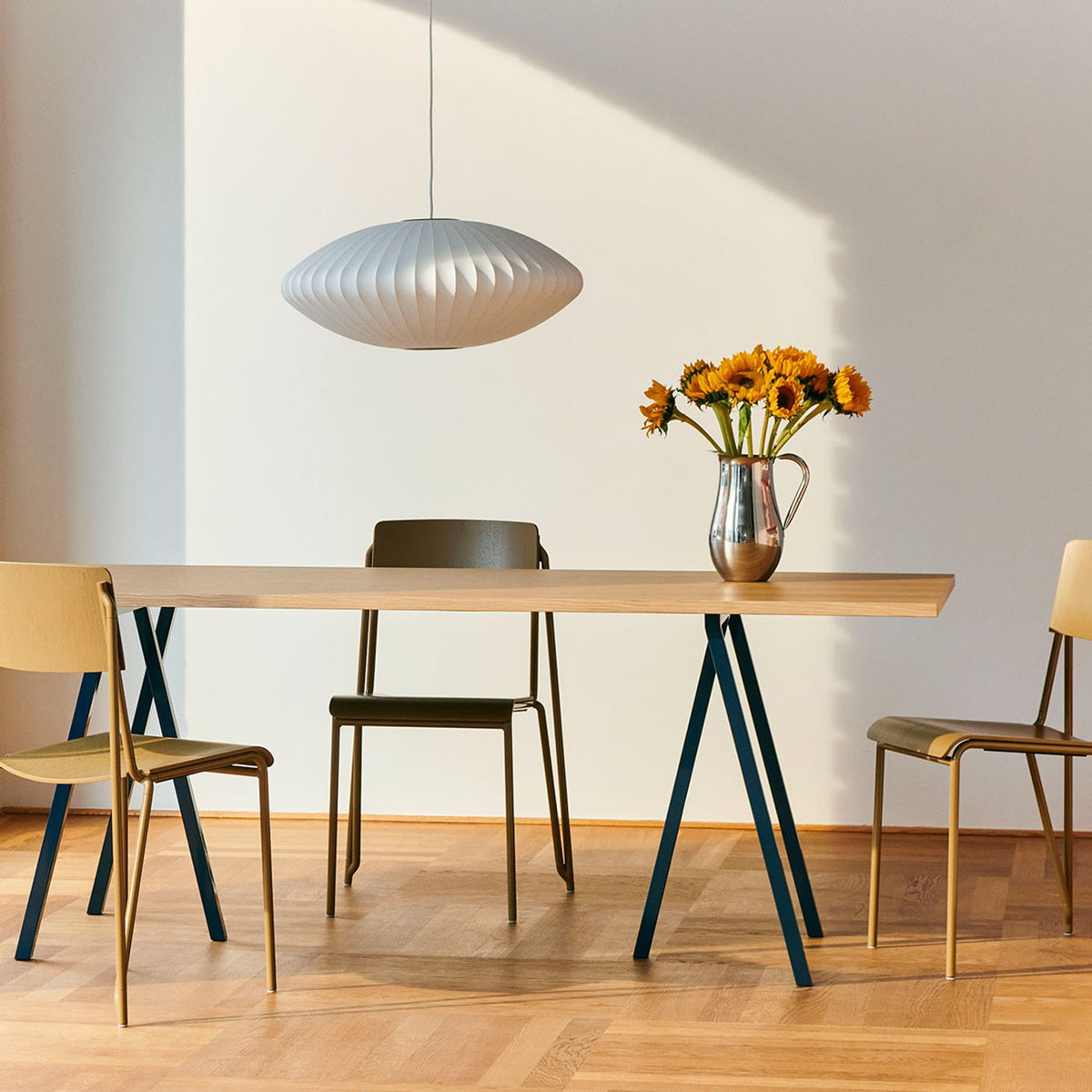 Loop Stand L250 × B92,5 × H74 cm Matbord White – laminat, White – pulverlackerat stål