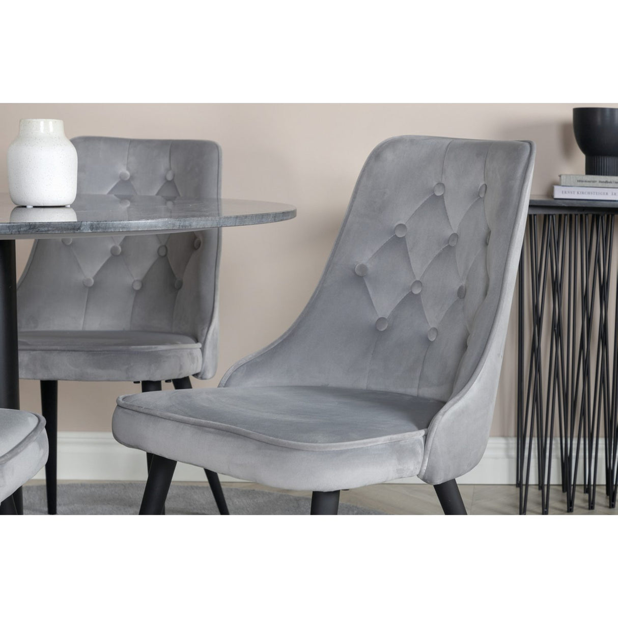 Estelle, Velvet Deluxe Rund matgrupp Svart,Ljusgrå, Svart,Mörkgrå, ⌀106