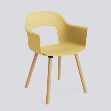 Layout 221 Karmstol Biscotti, massiv ek med vattenbaserad lack