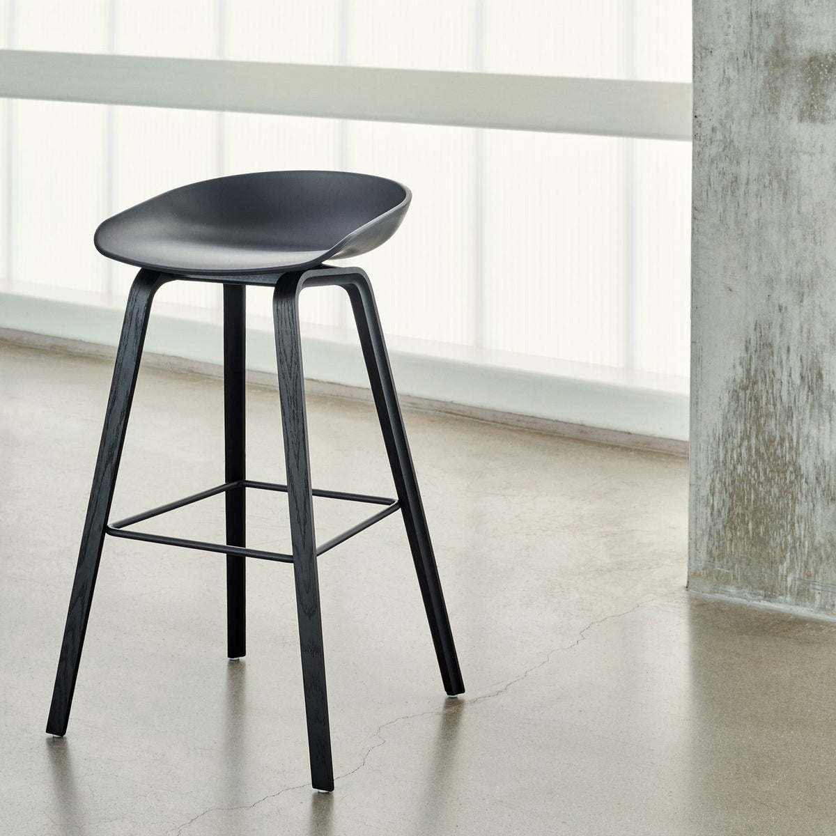 AAS 32 65 cm Barpall Black 2.0, ekfaner med vattenbaserad lack, Rostfritt stål