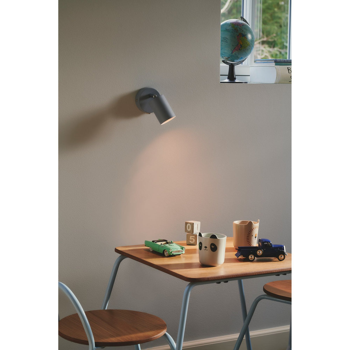 Explore Vägglampa Blå