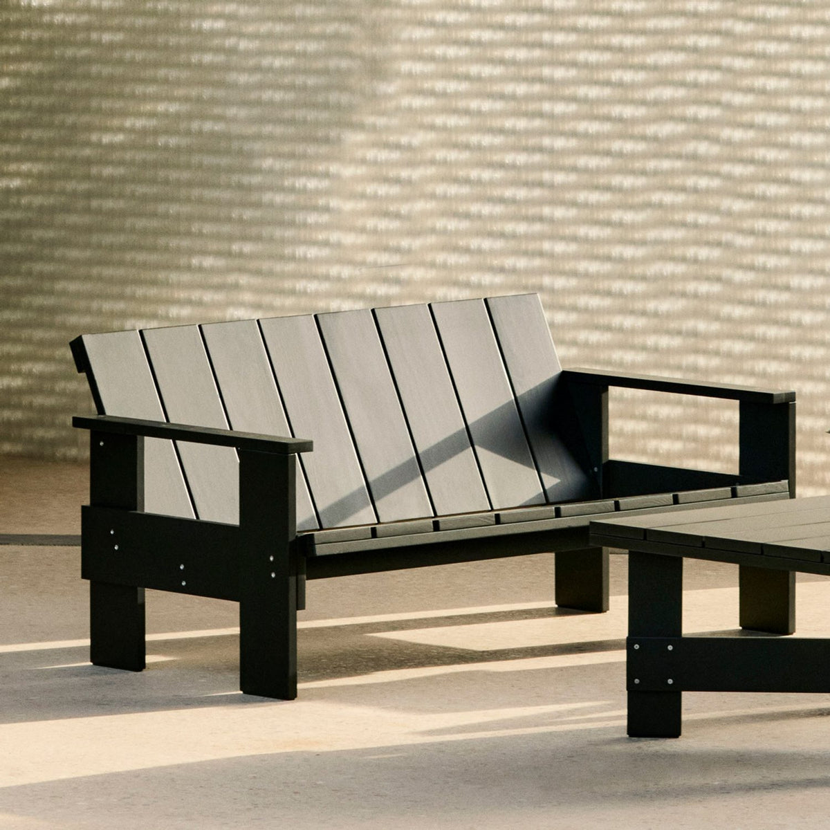 Crate Soffa Black – massiv furu med vattenbaserad lack