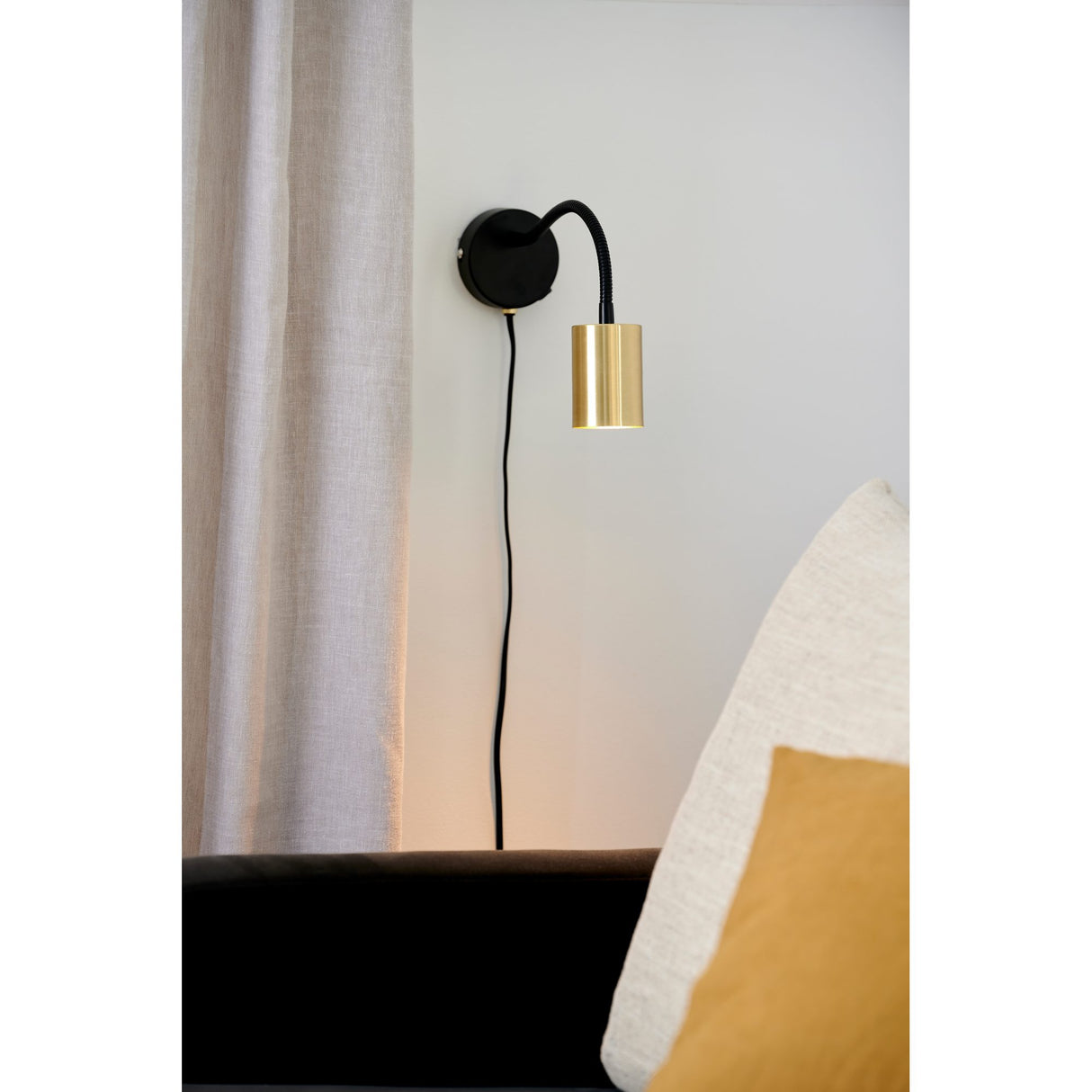 Explore Flex Vägglampa Mässing