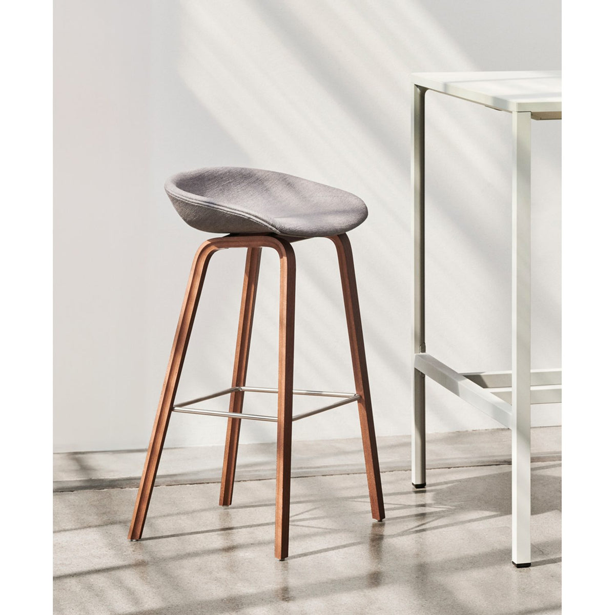 AAS 33 75 cm Barpall Sense Nougat, ekfaner med vattenbaserad lack, Rostfritt stål
