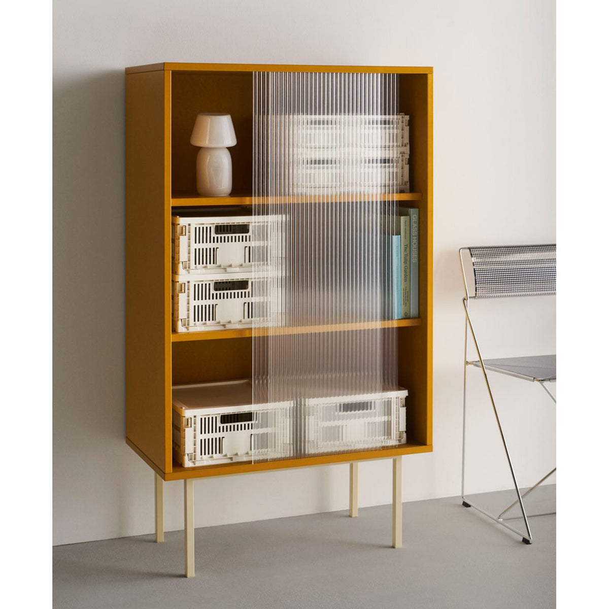Colour Cabinet med glasdörrar högt 75 × 39 × 130 cm Skåp Yellow