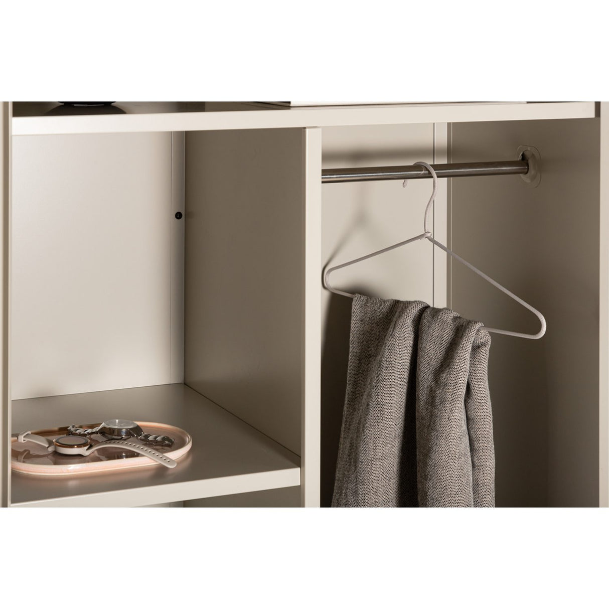 Piring Garderob Beige, 2026