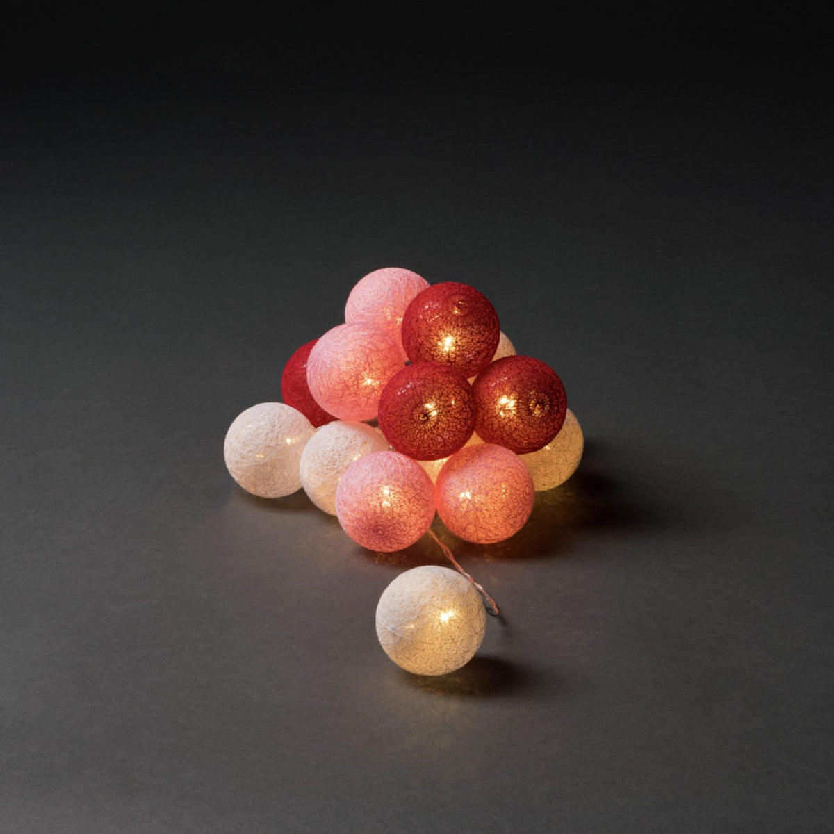 16 Garnbollar 6cm LED Ljusslinga Inomhus Vit/röd/rosa