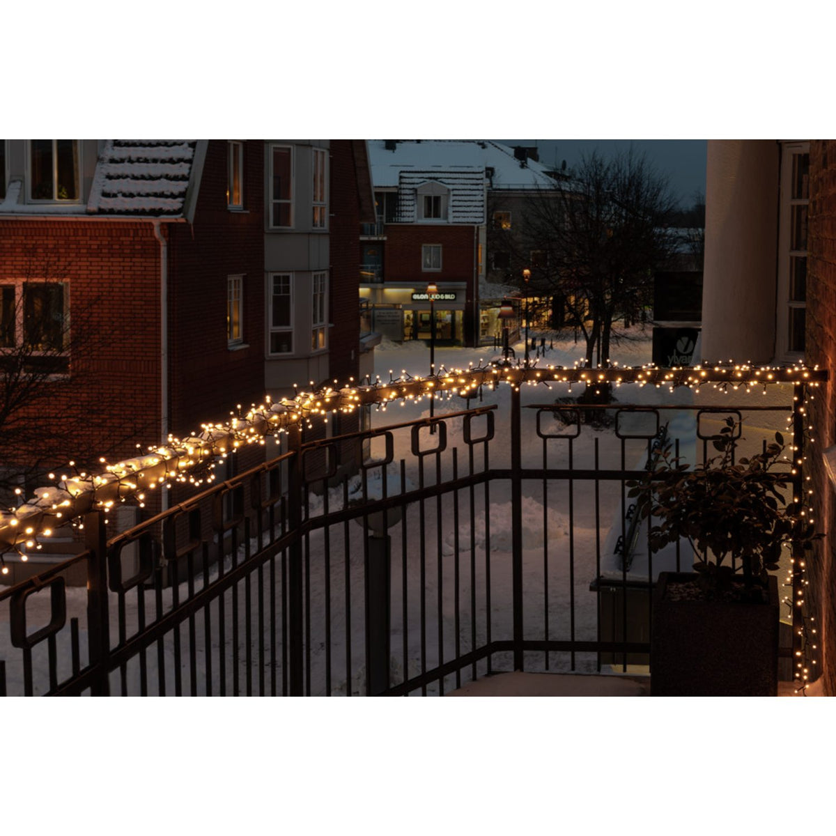 Cluster Frostad LED Svart kabel 30V/IP44 Ljusslinga Ute 13.18m, Varmvita