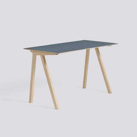 CPH 90 L130 × B65 × H74 cm Skrivbord Smokey blue – linoleum, massiv ek med vattenbaserad lack