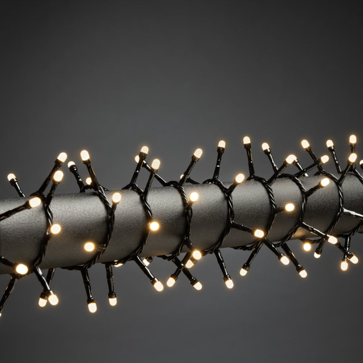 Cluster Frostad LED Svart kabel 30V/IP44 Ljusslinga Ute 13.18m, Varmvita